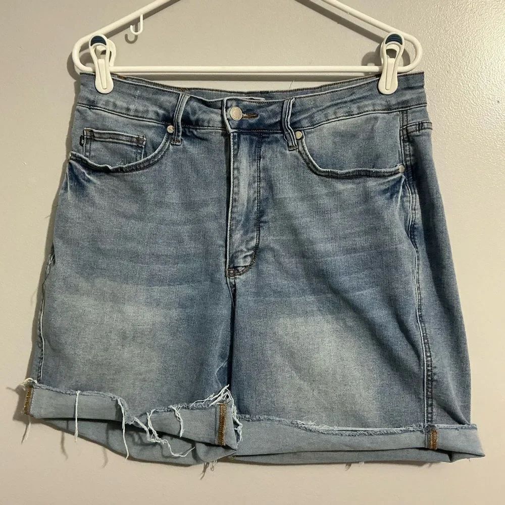 Judy Blue Light Wash Denim Shorts size 1XL